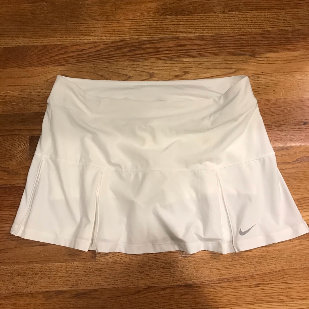 Euc women’s white tennis skirt